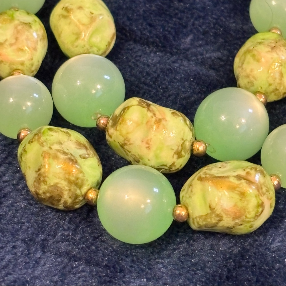 Vintage Green Moon Glow Speckled Beaded Necklace Double Strand Collar Statement - Picture 8 of 11